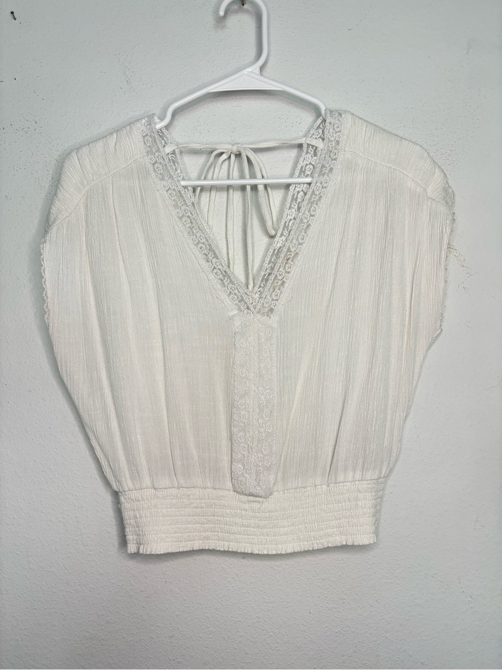 LILY STAR WHITE LACE SCRUNCH SLEEVELESS BLOUSE SZ SMALL